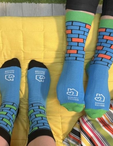 Podpořte s námi dobrou věc - kupte si kouzelné ponožky, které pomáhají.